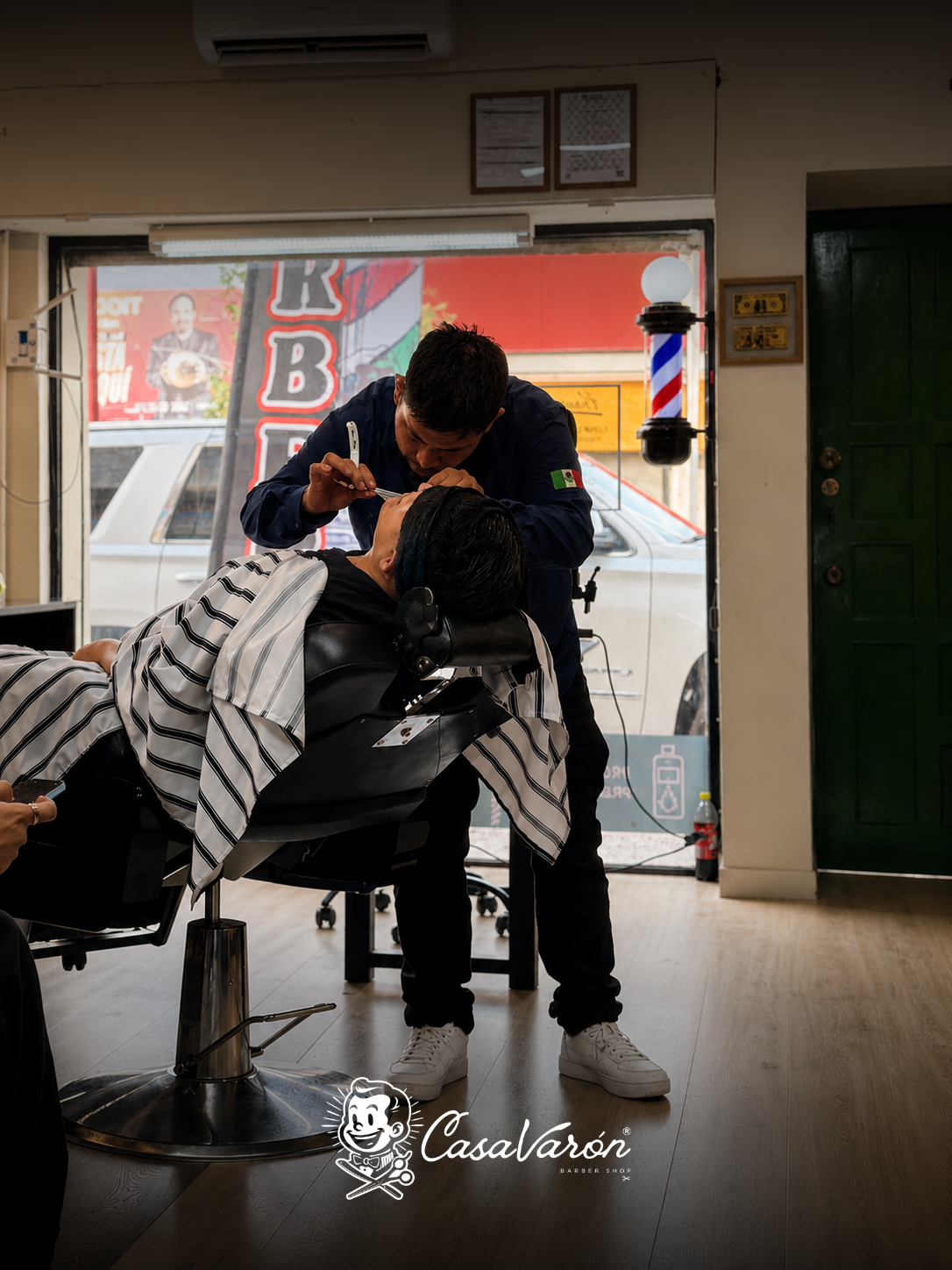 Barbero afeitando a un cliente