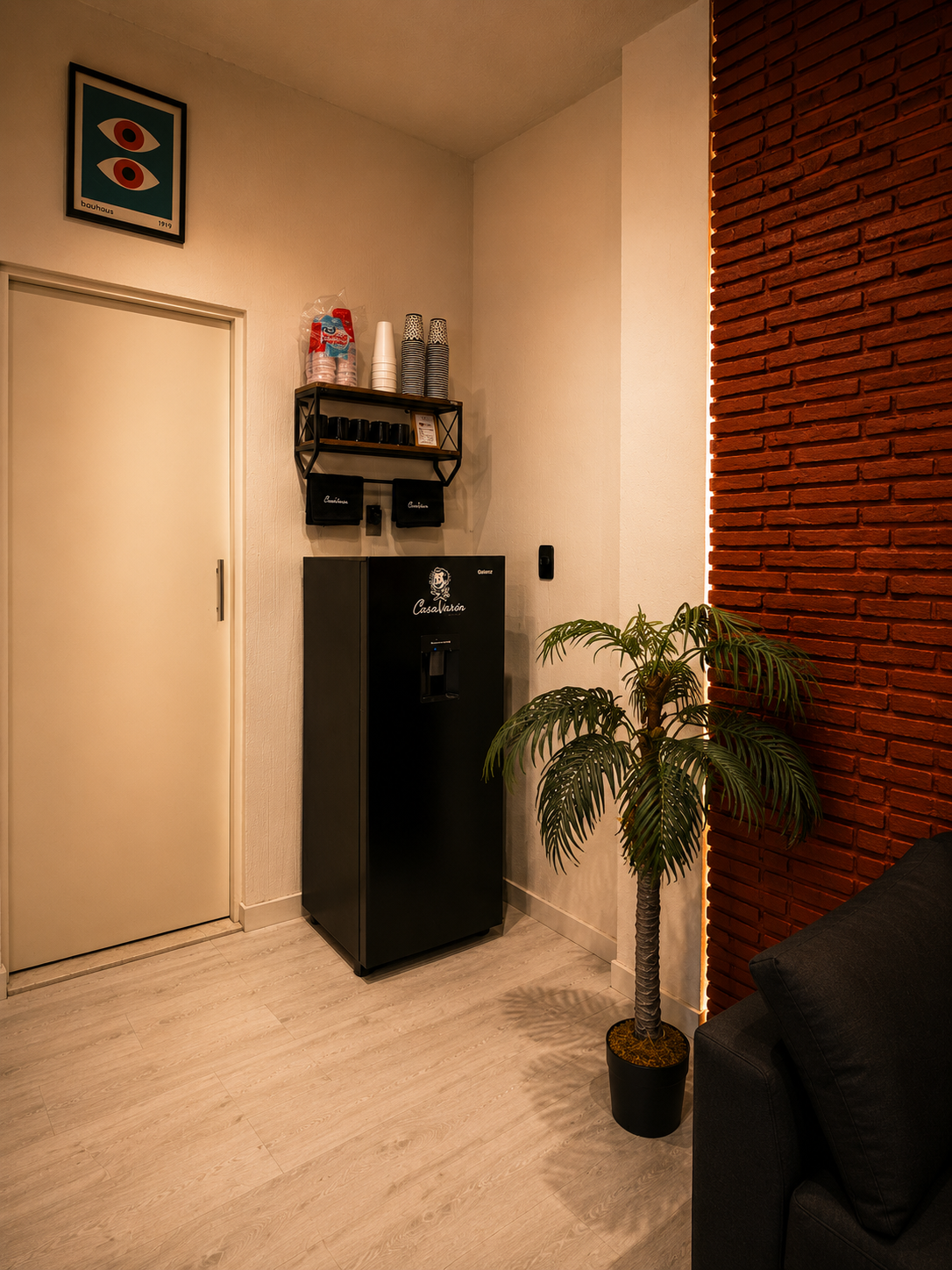 Rincón de bebidas dentro de Casa Varón