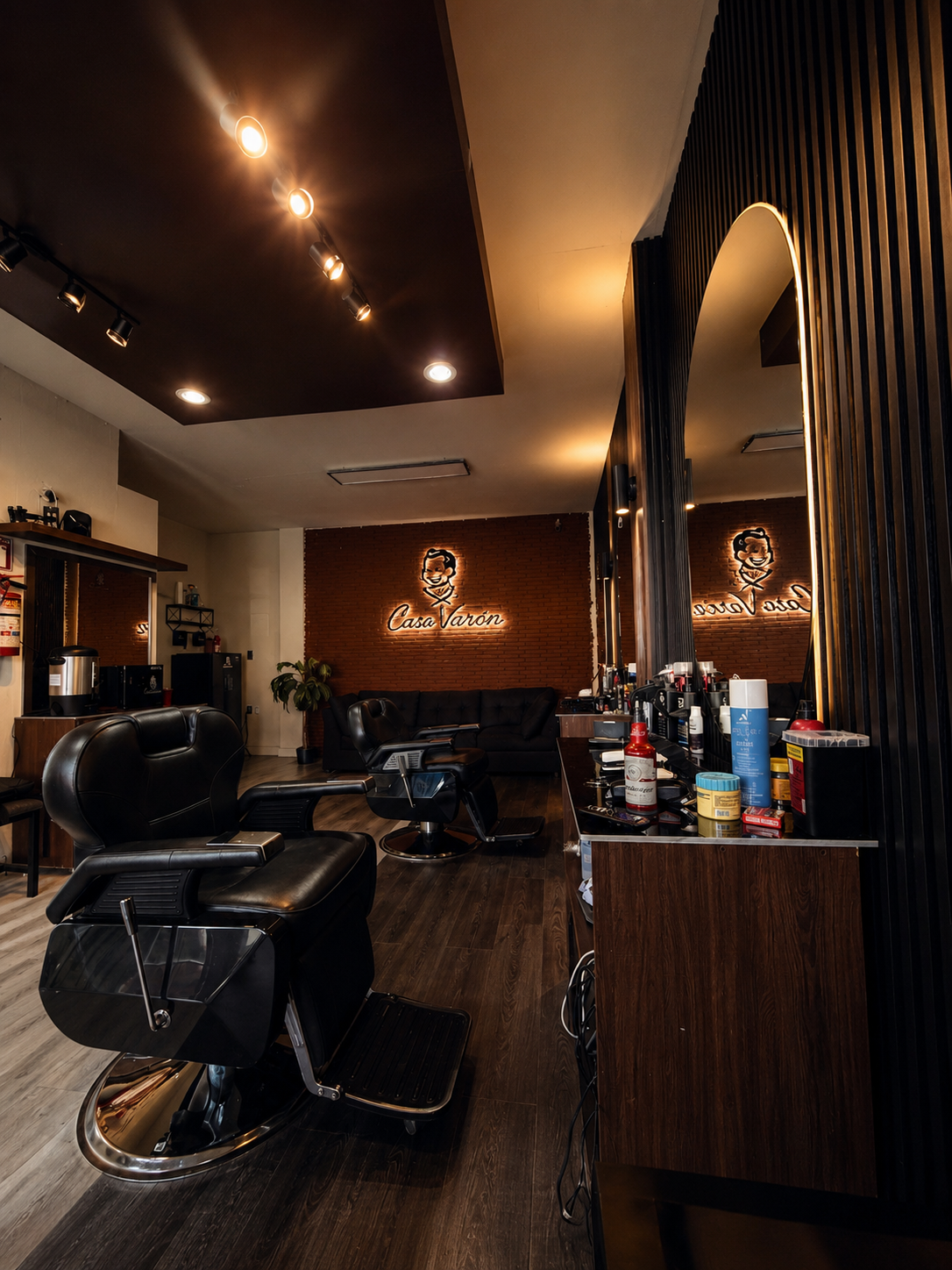 Vista amplia de los sillones de barbero